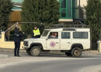Policija u Skoplju traga za mladićem osumnjičenim za podmetanje požara na dva automobila Ambasade Bugarske