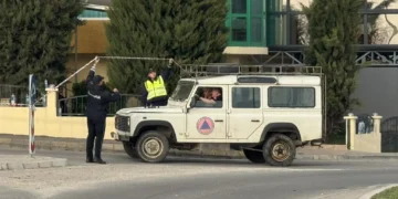 Policija u Skoplju traga za mladićem osumnjičenim za podmetanje požara na dva automobila Ambasade Bugarske