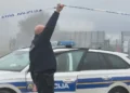 Mladić zadobio teške povrede prilikom popravke automobila uz cigaru, vatra zahvatila i kuću