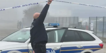 Mladić zadobio teške povrede prilikom popravke automobila uz cigaru, vatra zahvatila i kuću