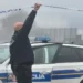 Mladić zadobio teške povrede prilikom popravke automobila uz cigaru, vatra zahvatila i kuću