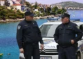 Herojska intervencija policije spasileća: Žena na plaži u Hrvatskoj doživela srčani zastoj, život joj spasili hitni službenici
