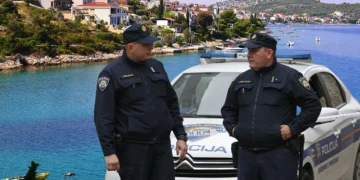 Herojska intervencija policije spasileća: Žena na plaži u Hrvatskoj doživela srčani zastoj, život joj spasili hitni službenici