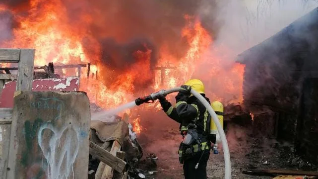 Veliki požar u Mostaru: Građanima preporučeno da ostanu u svojim domovima