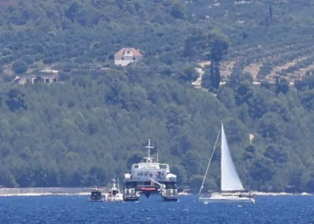 Hitna akcija spasavanja kod Čanja: Žene i deca zaglavljeni na čamcu između stena