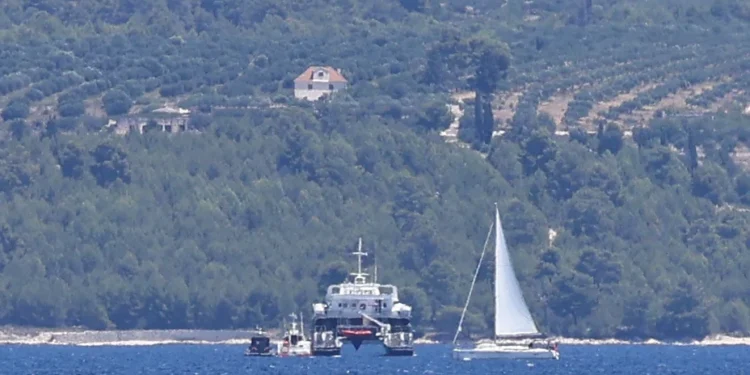 Hitna akcija spasavanja kod Čanja: Žene i deca zaglavljeni na čamcu između stena