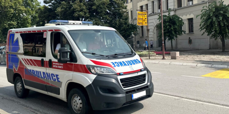 Saobraćajna nezgoda u širem centru Čačka: Žena automobilom udarila u restoran