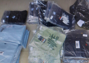 Policija zaplenila falsifikovanu garderobu svetskih brendova, uhapšen muškarac iz Novog Sada