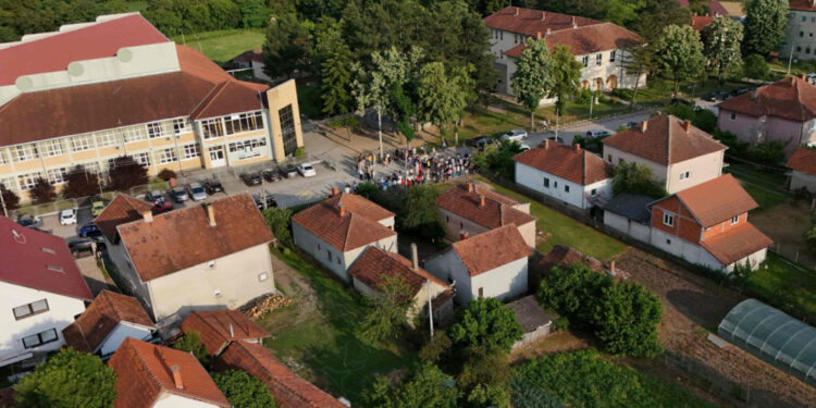 „Meštani Mrčajevaca podržali dečaka žrtvu nasilja na protestu ispred škole“