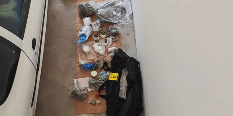 Policija u Novom Sadu zaplenila drogu, pištolj i pet bombi