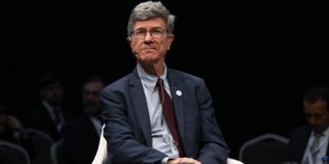 Prepravi ovaj naslov u profesionalan novinarski SEO naslov na srpskom jeziku, bez clickbait izraza: Čuveni ekonomista DŽefri Saks: Dominaciji SAD i Evrope došao kraj
