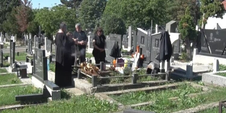 Duhovske zadušnice obeležene u Prištini: Spoj tradicije i sećanja
