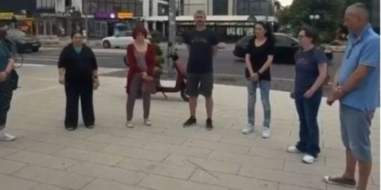 Studenski protest u Inđiji: Blokada trotoara kao izraz nezadovoljstva