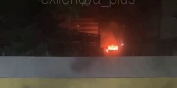 Dronovi napali naftni terminal u Sankt Peterburgu, izazivajući požar