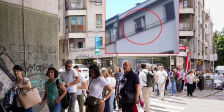 Incident na Vračaru: Žena zasula vernike flašama ispred Hrama Svetog Save (VIDEO)
