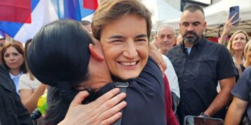 Brnabić sa građanima Novih Banovaca: O reakcijama naroda na napade na Vučića