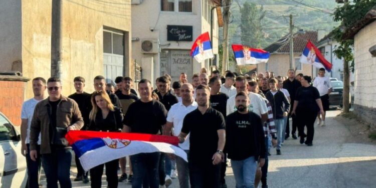 Glasanje u Kosovskom Pomoravlju: Srbi izražavaju jedinstvo uz srpske trobojke