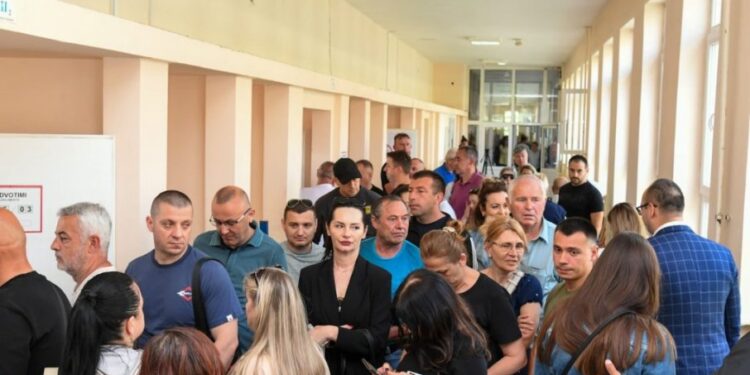 Zlatan Elek glasao u Kosovskoj Mitrovici: Srbi se masovno okupljaju na biralištima od ranih jutarnjih sati