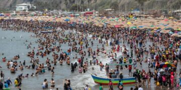 Neobične vremenske prilike: Leto umesto zime privlači posetioce na plaže, uz upozorenja o mogućim opasnostima