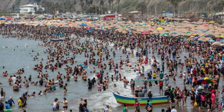 Neobične vremenske prilike: Leto umesto zime privlači posetioce na plaže, uz upozorenja o mogućim opasnostima