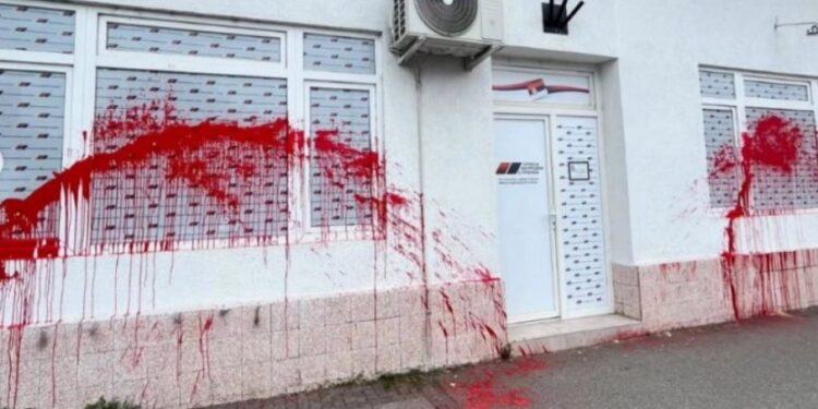 OO SNS Surčin osudio vandalski napad na stranačke prostorije: ‘Nasilje i mržnja neće pobediti pristojnu Srbiju’