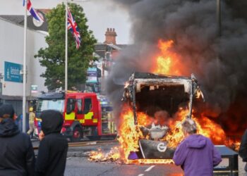 Belfast: Protesti eskalirali, zapaljena vozila i kuće, policija intervenisala vodenim topovima