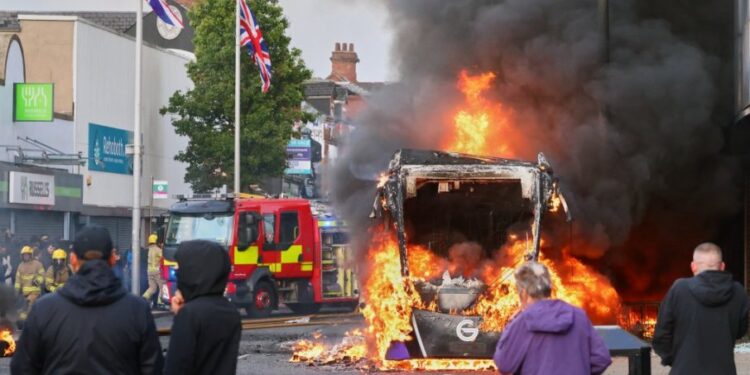 Belfast: Protesti eskalirali, zapaljena vozila i kuće, policija intervenisala vodenim topovima