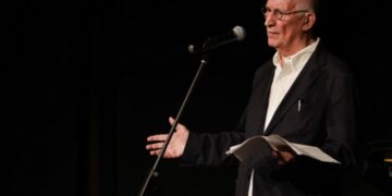 Matija Bećković nastupa na sceni Teatra humanosti Fondacije Mozzart na Dorćolu