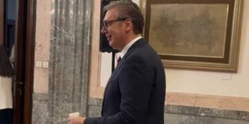 Vučić testirao svoje veštine u badmintonu i komentarisao: „Ne mogu da ga stignem!“ (VIDEO)