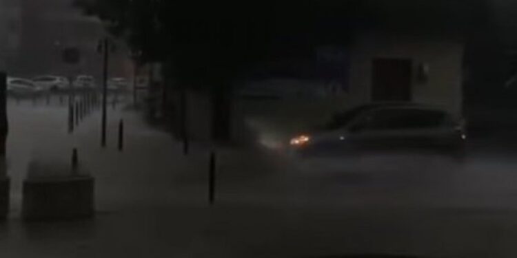 Nevreme izazvalo poplave u srpskom gradu: Ulice pod vodom, proglašena vanredna situacija (VIDEO)