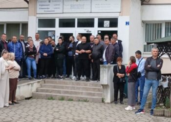 Protest kolega: Održan polusatni skup zbog hapšenja dvojice direktora osnovnih škola iz Kosovske Kamenice