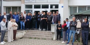 Protest kolega: Održan polusatni skup zbog hapšenja dvojice direktora osnovnih škola iz Kosovske Kamenice