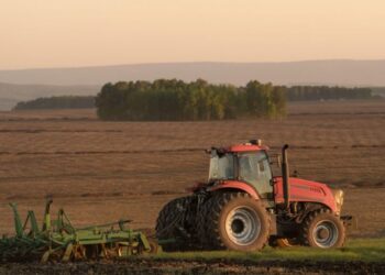 Kako odabrati optimalan motor za traktor: Vodič za poljoprivrednike