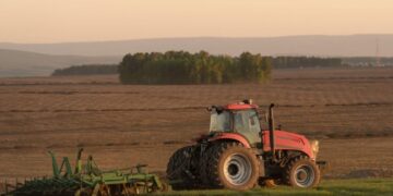 Kako odabrati optimalan motor za traktor: Vodič za poljoprivrednike