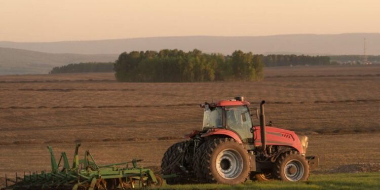 Kako odabrati optimalan motor za traktor: Vodič za poljoprivrednike