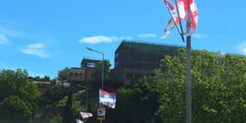 Tbilisi obeležen srpskim bojama povodom posete predsednika Vučića