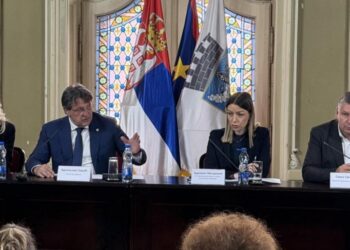 Ministarka privrede Adrijana Mesarović i ministar odbrane Bratislav Gašić održali sastanak sa građanima u Zrenjaninu