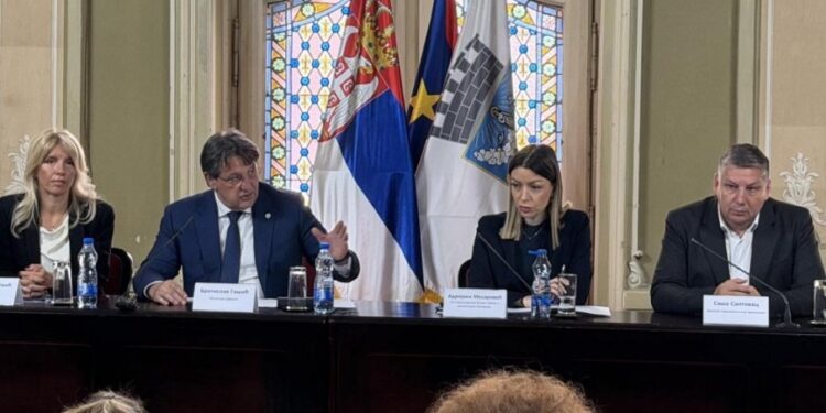 Ministarka privrede Adrijana Mesarović i ministar odbrane Bratislav Gašić održali sastanak sa građanima u Zrenjaninu
