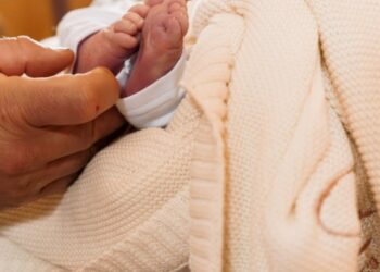 Troškovi i običaji vezani za kumstvo na krštenju: Koliko novca kumi ulažu?