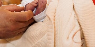 Troškovi i običaji vezani za kumstvo na krštenju: Koliko novca kumi ulažu?