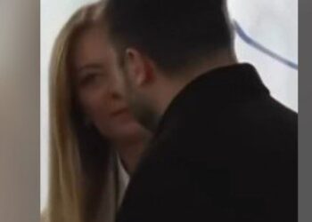 Tramp prekida saradnju sa Zelenskim, a javnost očarana poljupcem sa Melonijevom (VIDEO)