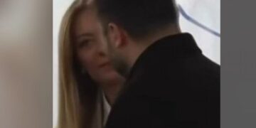 Tramp prekida saradnju sa Zelenskim, a javnost očarana poljupcem sa Melonijevom (VIDEO)