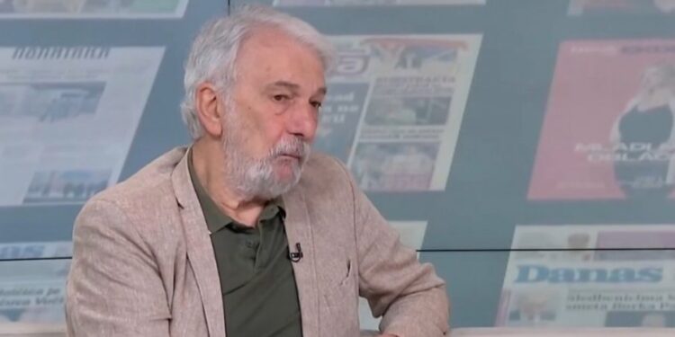 Vlajić: ‘Međunarodna pozicija Vučića slabi’, dok predsednik ističe postignuća (VIDEO)