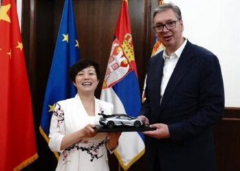 Vučić pozvao kineski BYD na Ekspo nakon impresivnog poklona od šefice kompanije: voz brzinom od 496 km/h