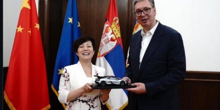 Vučić pozvao kineski BYD na Ekspo nakon impresivnog poklona od šefice kompanije: voz brzinom od 496 km/h