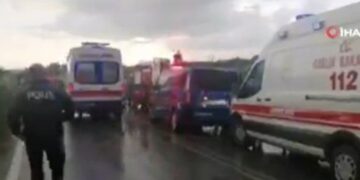 Prevrnuo se turistički autobus zbog klizavog puta: Raste broj povređenih na licu mesta