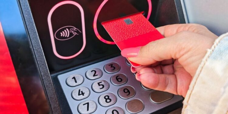 Evolucija bankomata: Kako su prvobitni modeli funkcionisali bez vraćanja kartice korisnicima