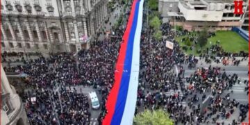„Žena koja je šila najveću trobojku za skup ‘Srbija naša porodica’ detaljno otkriva proces izrade“