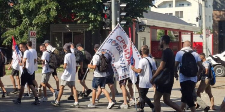 Građani iz Novog Sada i Aranđelovca peške ka Beogradu sa trobojkama