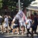 Građani iz Novog Sada i Aranđelovca peške ka Beogradu sa trobojkama